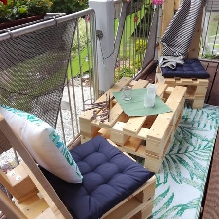 Paletten Lounge auf dem Balkon