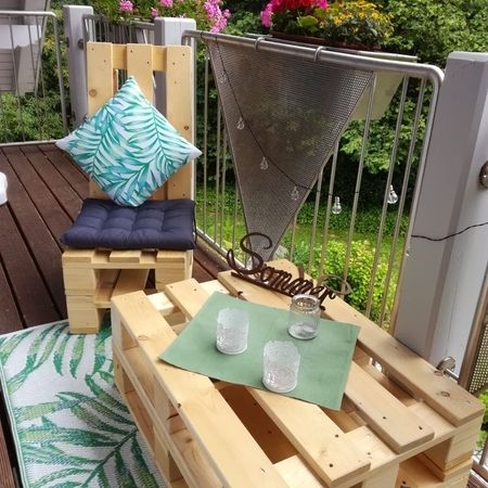 Paletten Lounge auf dem Balkon