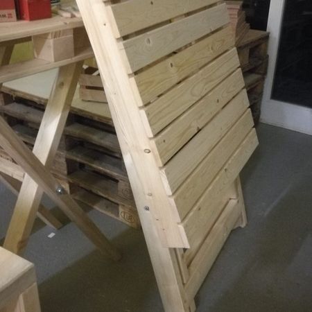 Ein klappbarer Stehtisch aus Paletten