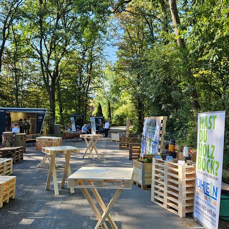 Ein Stehtisch aus Paletten