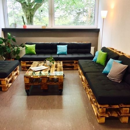 Ein Tisch und Sofas aus Paletten
