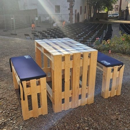 Ein Stehtisch aus Paletten mit Bänken