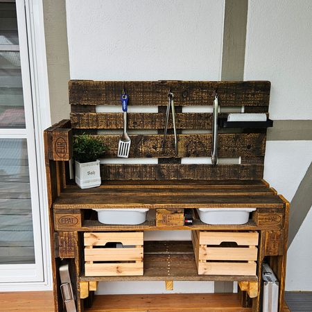 Ein Grilltisch aus Paletten