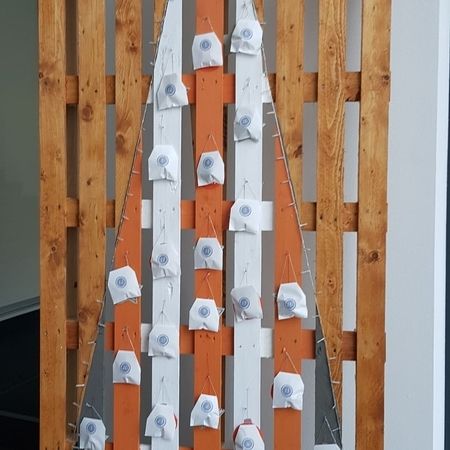 Weihnachtsbaum auf Palette als Adventskalender