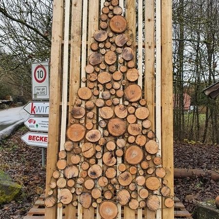 Ein Weihnachtsbaum aus Holzscheiben auf einer Paletter