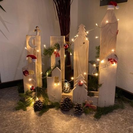 Eine beleuchtete Weihnachtsstadt aus Holz