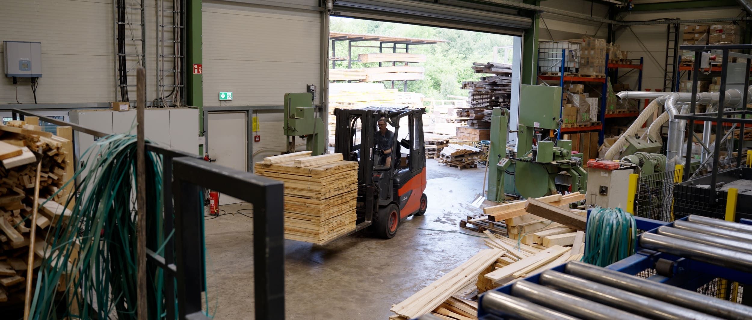 Ein Gabelstapler transportiert Holz