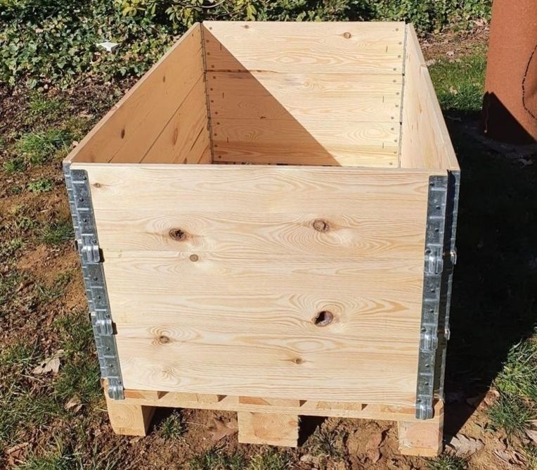 Ein Hochbeet steht im Garten