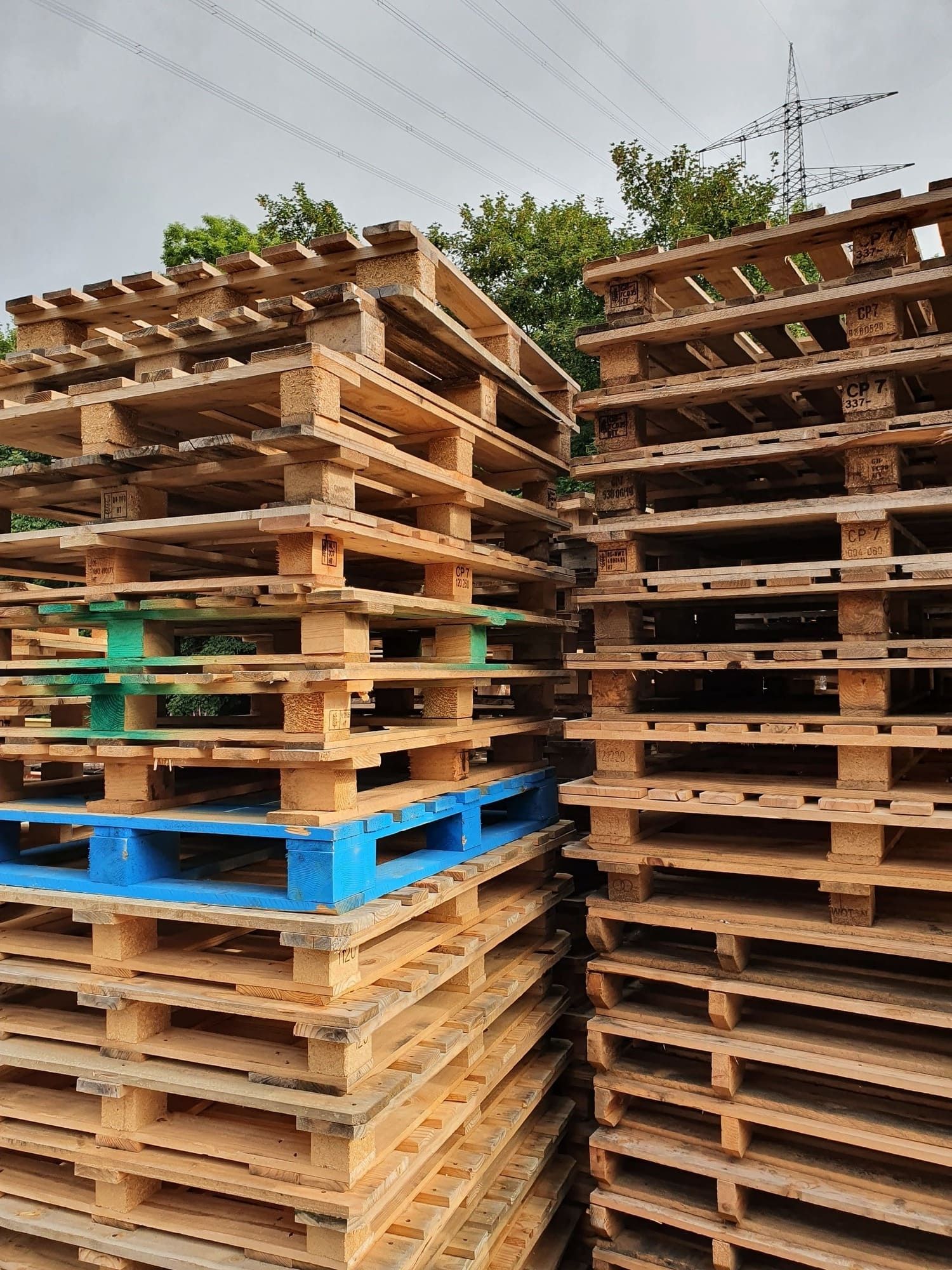 Nahaufnahme mehrerer übereinander gestapelter Holzpaletten