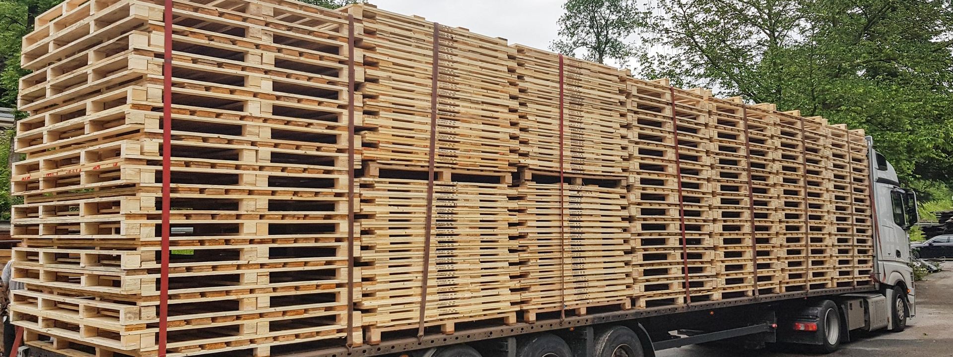 Ein LKW beladen mit vielen Paletten
