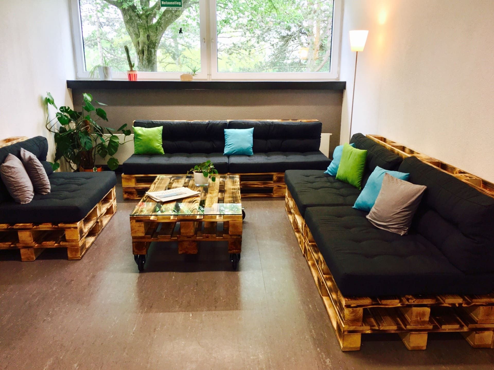Ein Tisch und Sofas auf Paletten