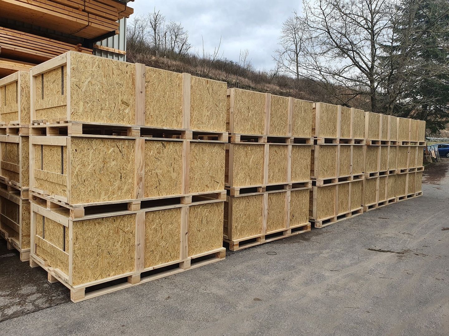 Eine Vielzahl von Holzkisten steht auf einem Gelände