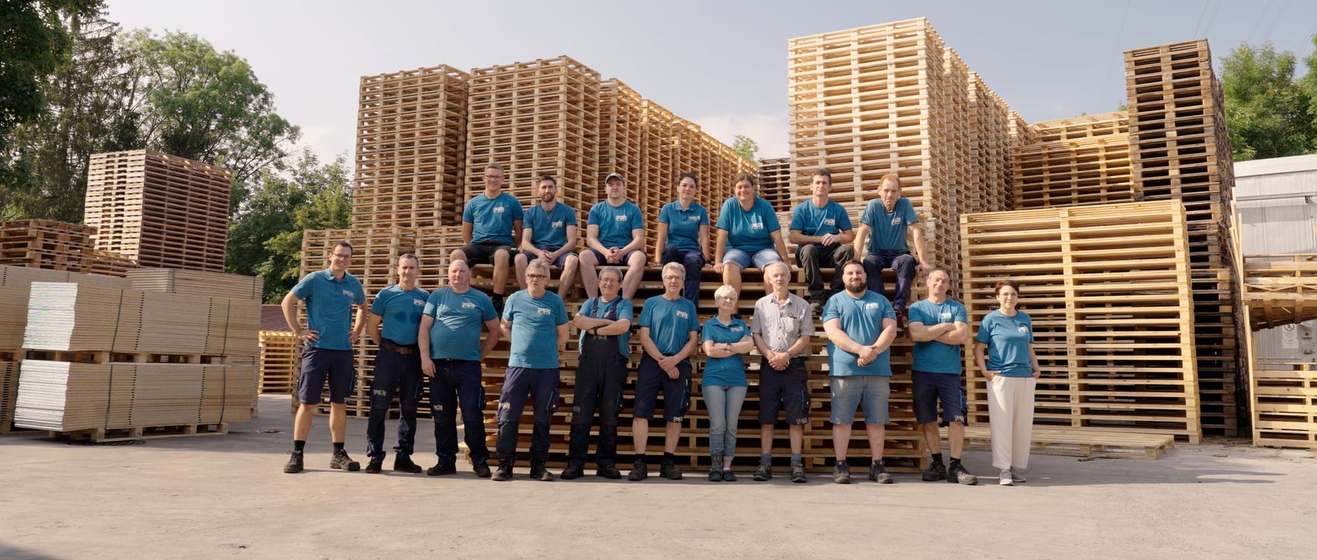 Das Team Ühlein umgeben von Paletten