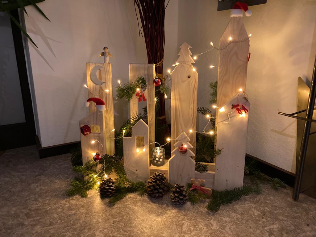 Eine beleuchtete Weihnachtsstadt aus Holz